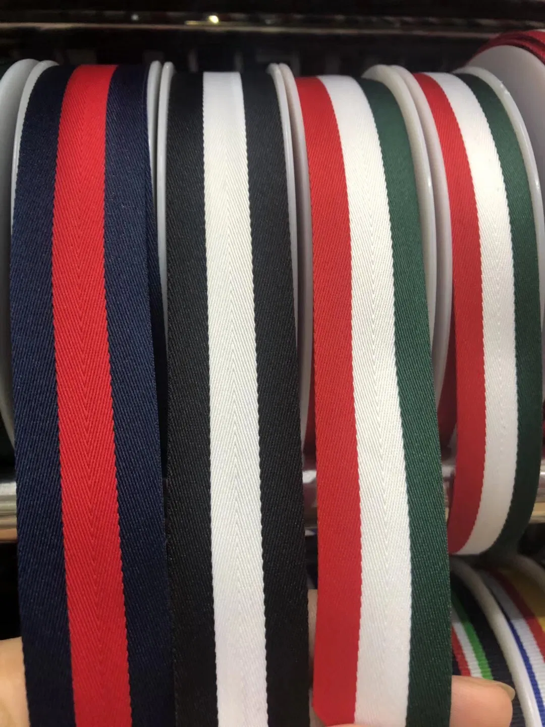 Изготовление индивидуальной атласной полиэфирной ленты с принтом на заказ.